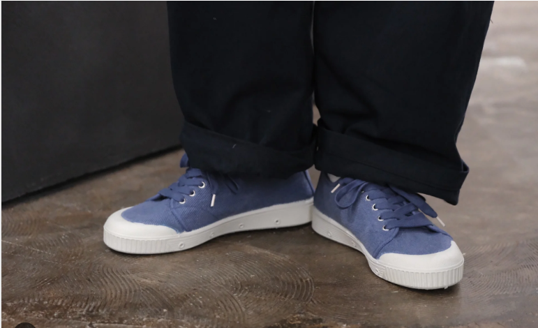 Die Fransen Veroveren Je Hart: Ontdek Spring Courts Iconische Ademende Sneakers